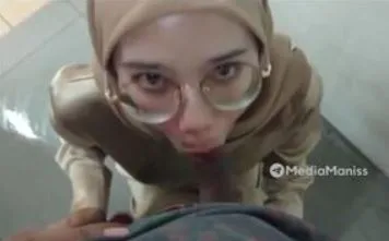 Skandal Ibu Guru Nyepong Keluarin di Mulut