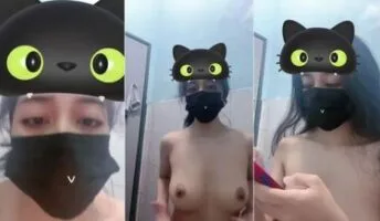 Cewek Malay Toket Kecil Colmek di Kamar Mandi