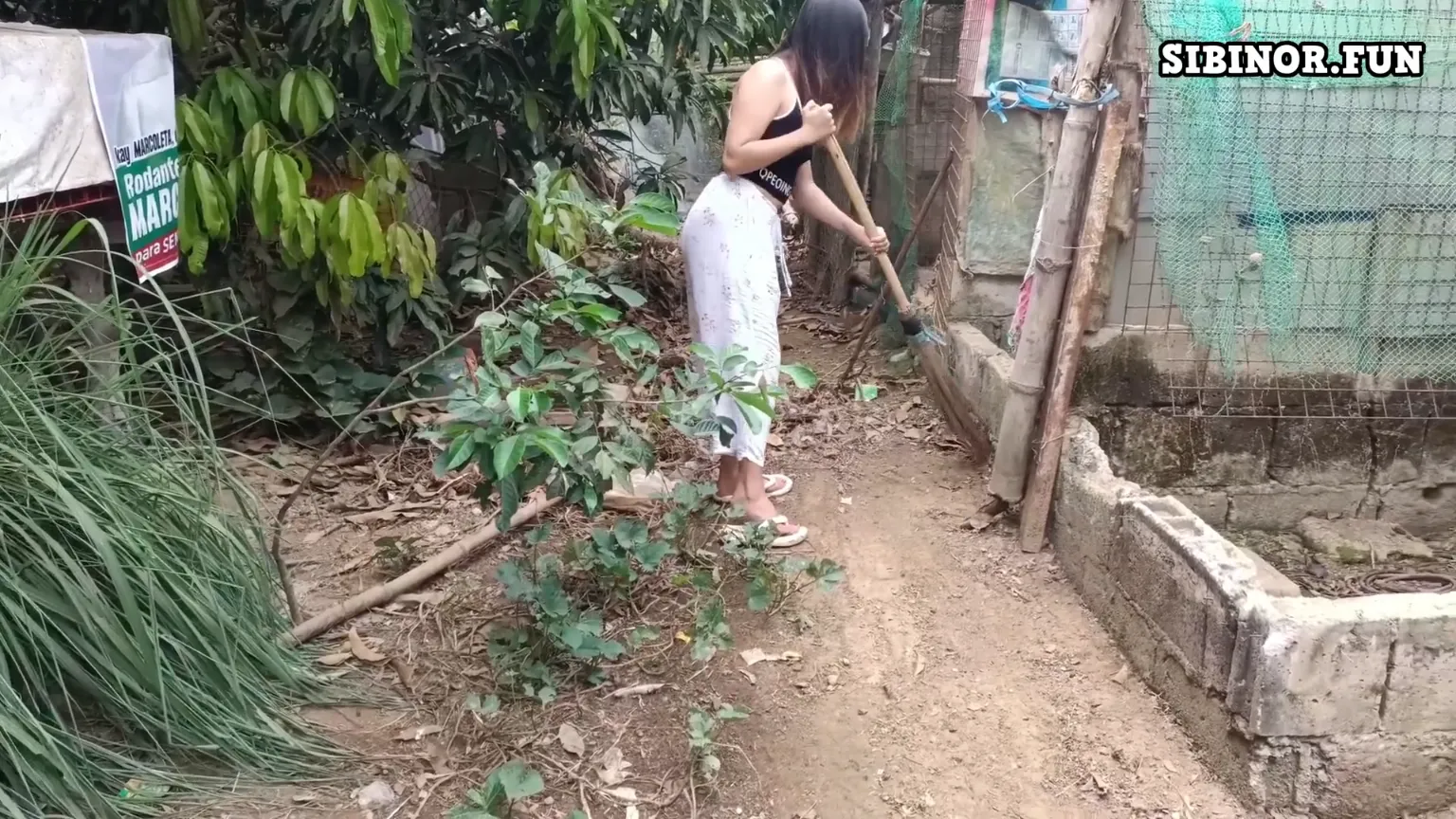 Bantuin Tetangga Bersihin Halaman Rumah